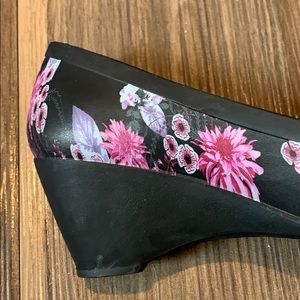 NWOT WOMENS CROC HEEL